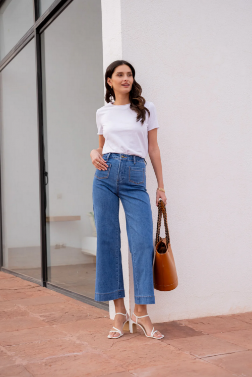 Modelo vistiendo pantalón vaquero Gasparette con bolsillos traseros y delanteros, botón y cremallera.