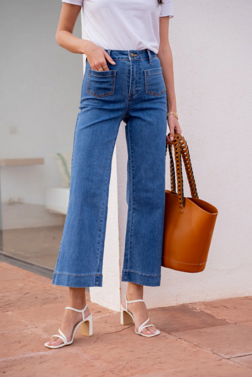 Modelo vistiendo pantalón vaquero Gasparette con bolsillos traseros y delanteros, botón y cremallera.