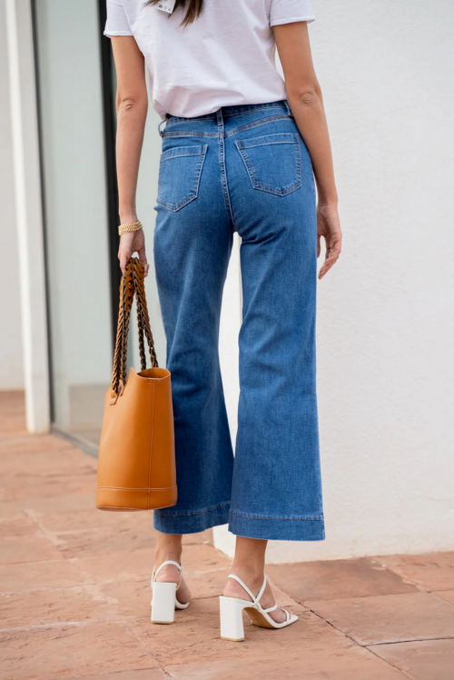 Modelo vistiendo pantalón vaquero Gasparette con bolsillos traseros y delanteros, botón y cremallera.