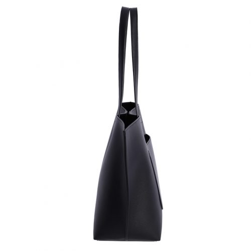 Bolso amplio, estilo shopper con bolsito, asa doble y cuerda. Medidas: Alto: 28 cm; largo: 33 cm abajo, 43 cm arriba; ancho: 15 cm. Color negro.