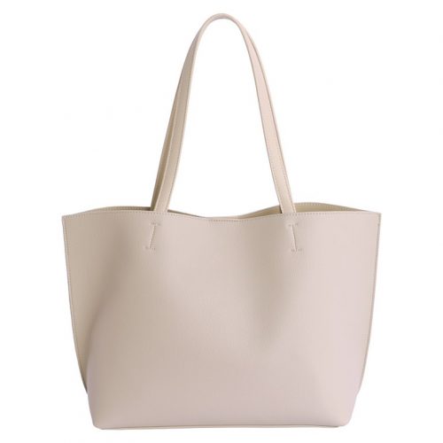 Bolso amplio, estilo shopper con bolsito, asa doble y cuerda. Medidas: Alto: 28 cm; largo: 33 cm abajo, 43 cm arriba; ancho: 15 cm. Color beige.