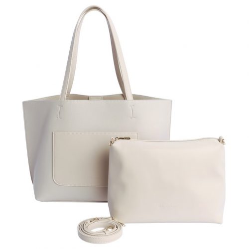 Bolso amplio, estilo shopper con bolsito, asa doble y cuerda. Medidas: Alto: 28 cm; largo: 33 cm abajo, 43 cm arriba; ancho: 15 cm. Color beige.