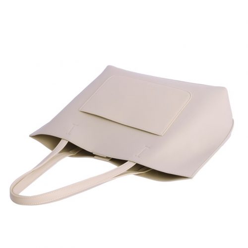Bolso amplio, estilo shopper con bolsito, asa doble y cuerda. Medidas: Alto: 28 cm; largo: 33 cm abajo, 43 cm arriba; ancho: 15 cm. Color beige.