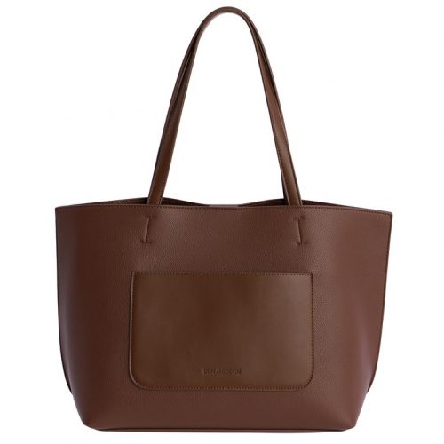 Bolso amplio, estilo shopper con bolsito, asa doble y cuerda. Medidas: Alto: 28 cm; largo: 33 cm abajo, 43 cm arriba; ancho: 15 cm. Color marrón.