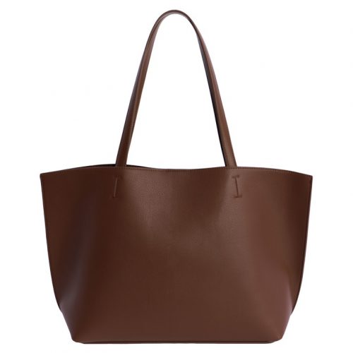 Bolso amplio, estilo shopper con bolsito, asa doble y cuerda. Medidas: Alto: 28 cm; largo: 33 cm abajo, 43 cm arriba; ancho: 15 cm. Color marrón.