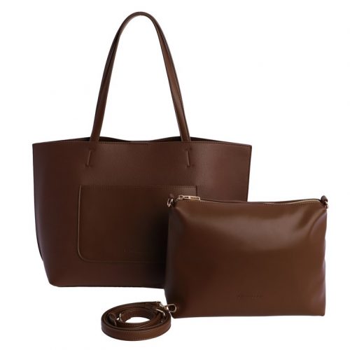 Bolso amplio, estilo shopper con bolsito, asa doble y cuerda. Medidas: Alto: 28 cm; largo: 33 cm abajo, 43 cm arriba; ancho: 15 cm. Color marrón.