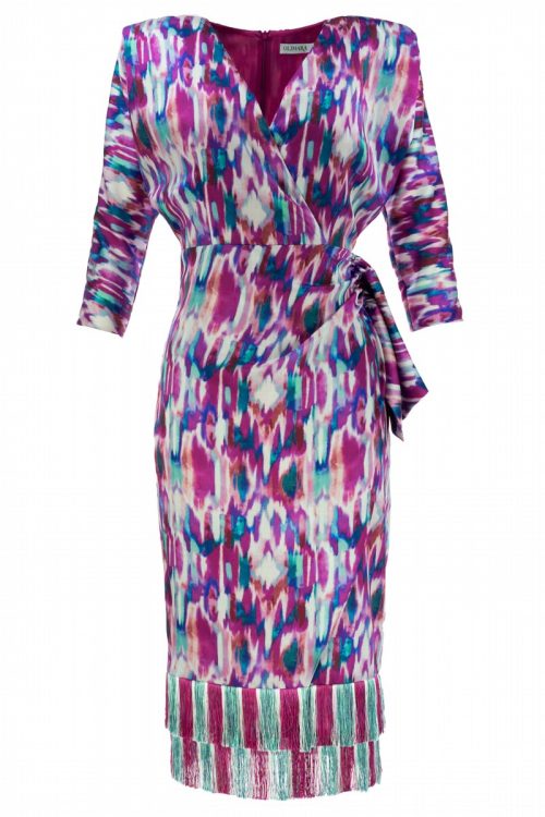 Vestido Ansorenna estampado en multicolor, buganvilla, azul, blanco y aguamarina, flecos en la parte inferior. El vestido es de escote de pico y manga por debajo del codo, especial evento.