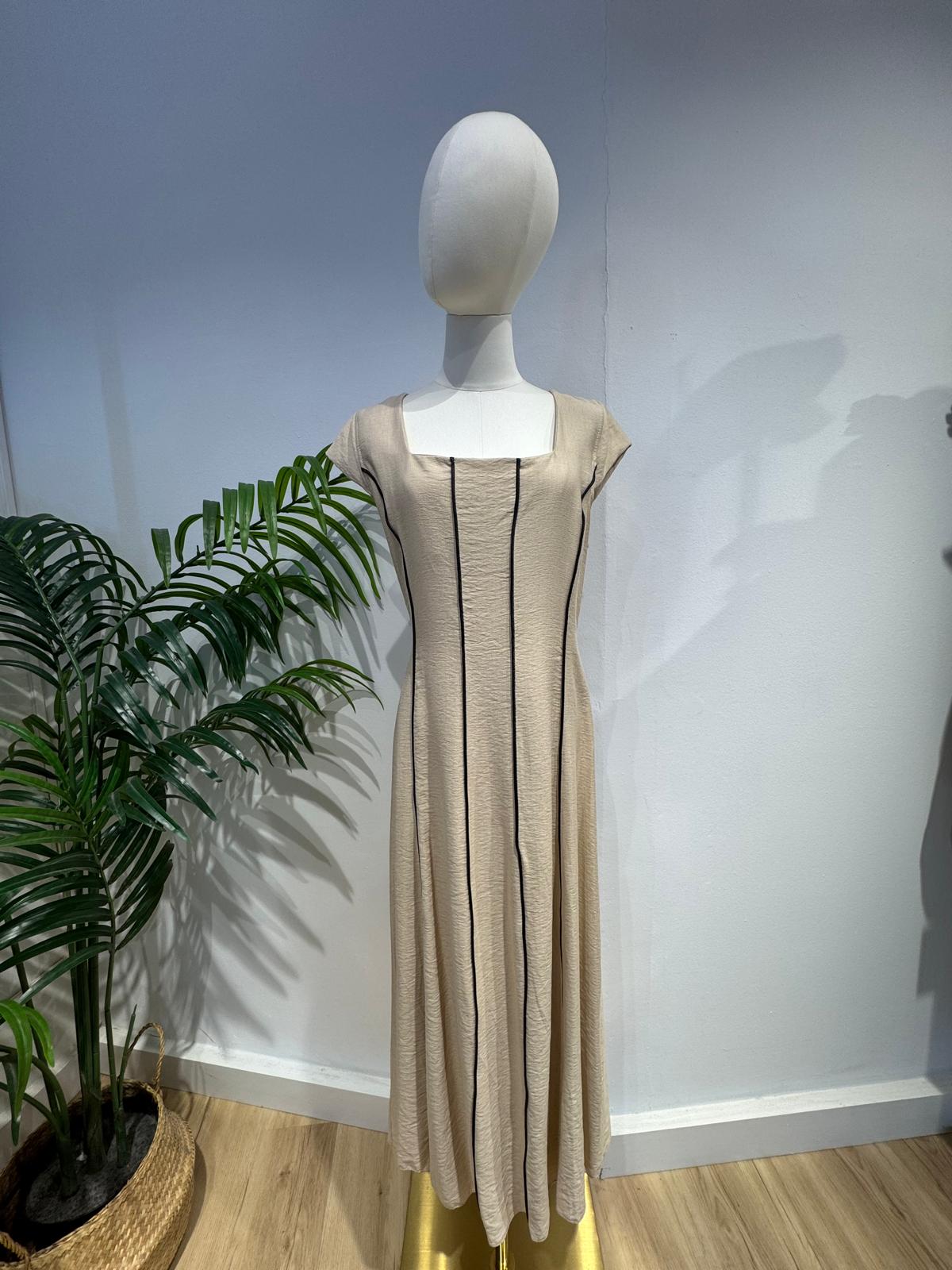 Vestido beige líneas