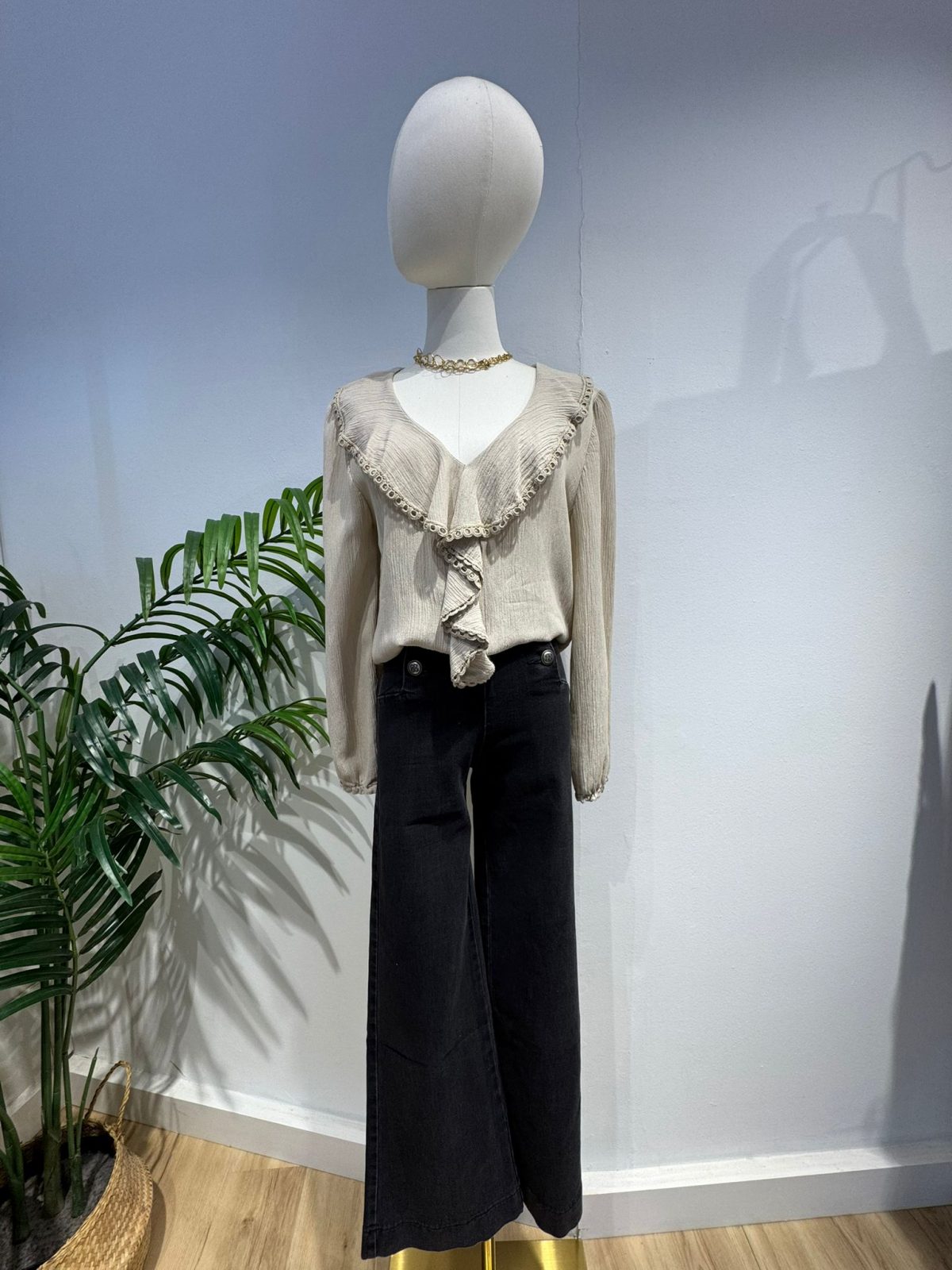 Blusa con volante