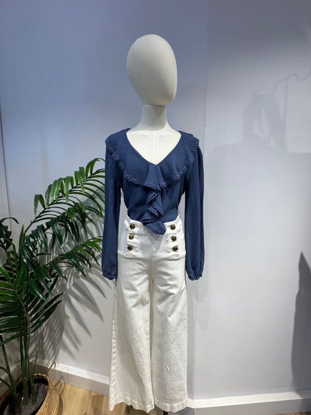 Blusa volante azul añil