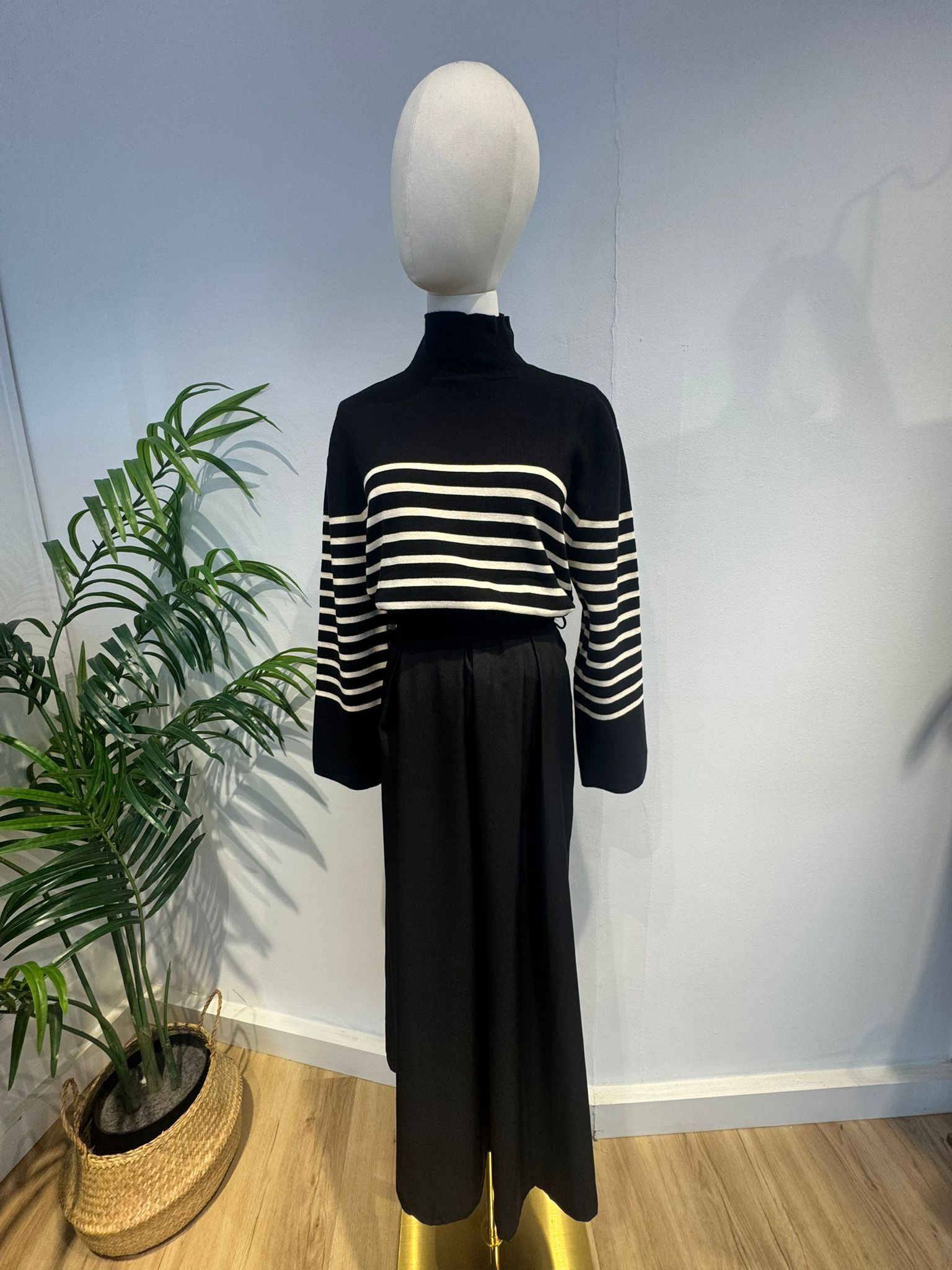 Jersey rayas negro cuello alto