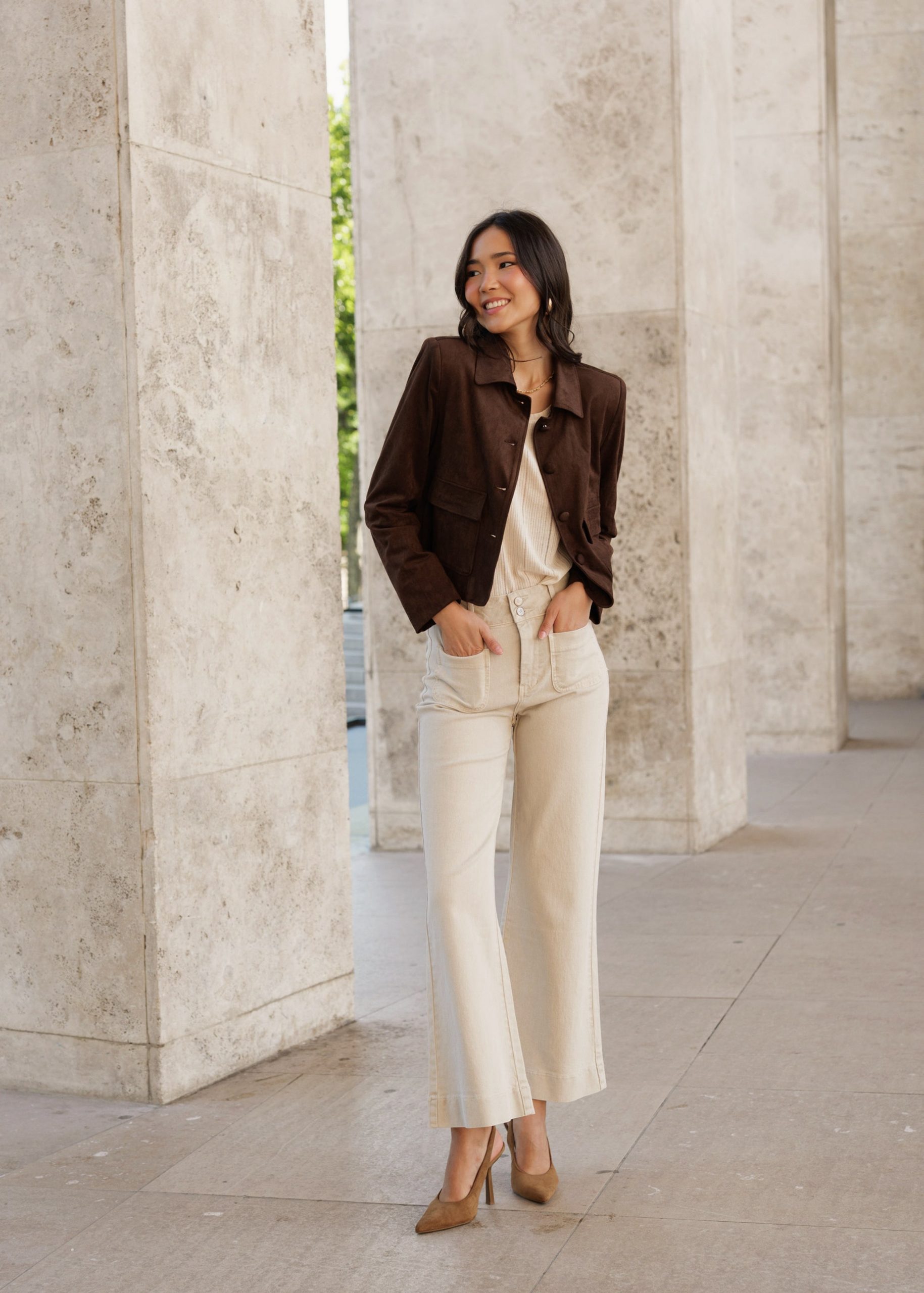 Pantalón beige bolsillos