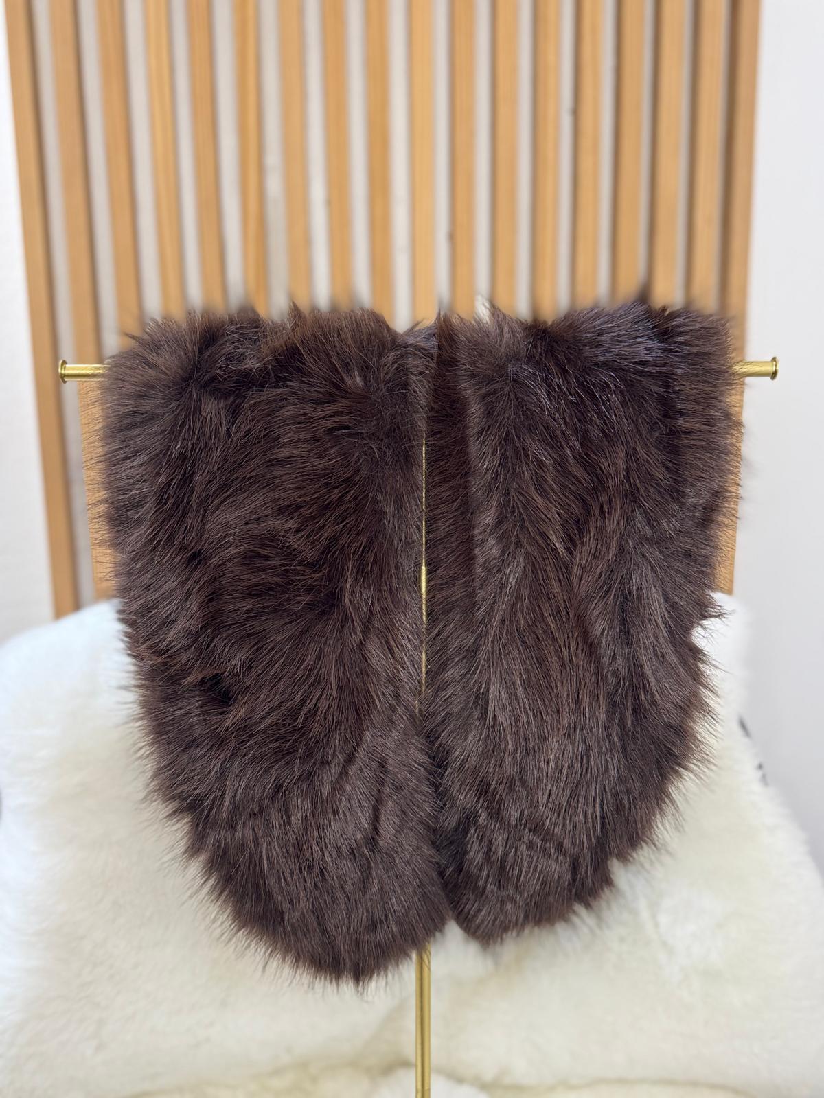 Cuello corto pelo marrón chocolate