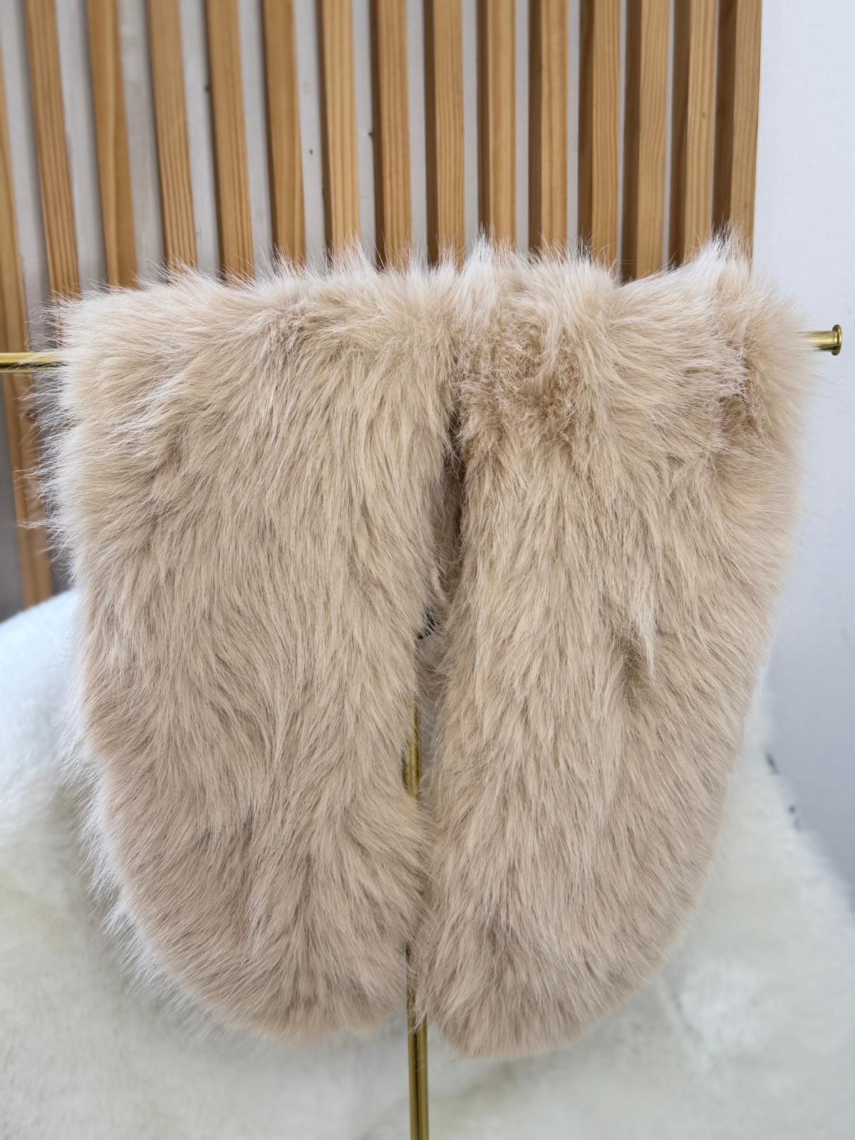 Cuello corto pelo beige