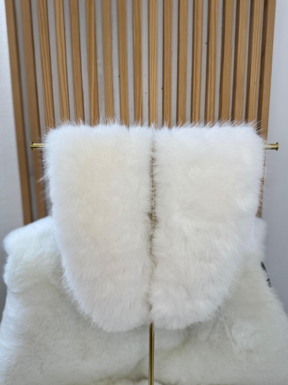 Cuello corto pelo blanco