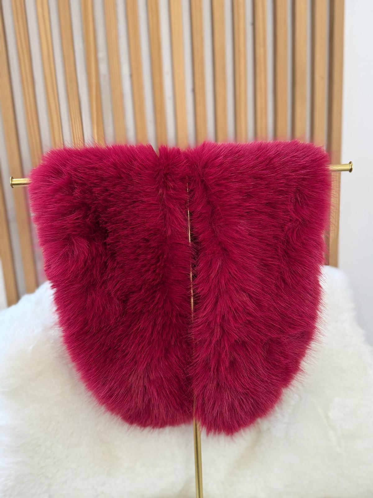 Cuello corto pelo fucsia