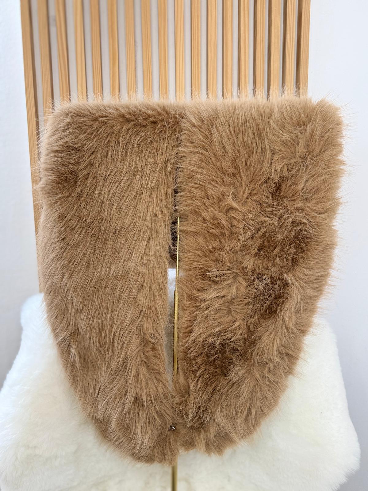 Cuello largo pelo camel