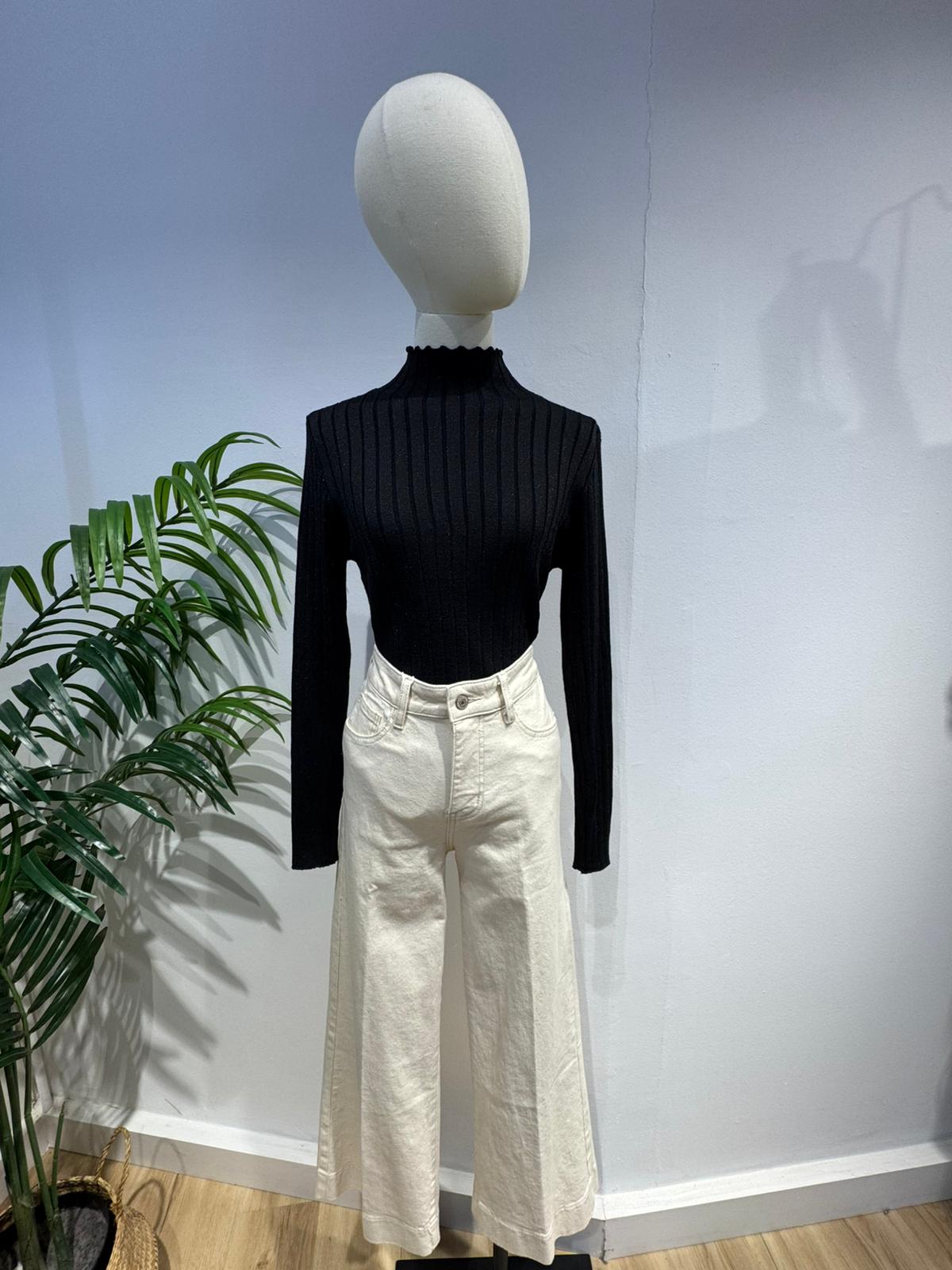 Top canalé brillo negro