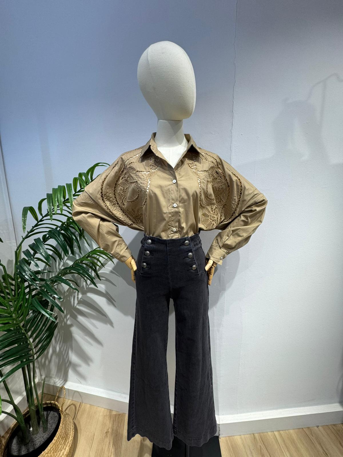 Camisa perforada camel