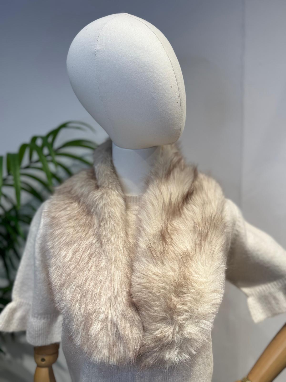 Cuello corto pelo beige