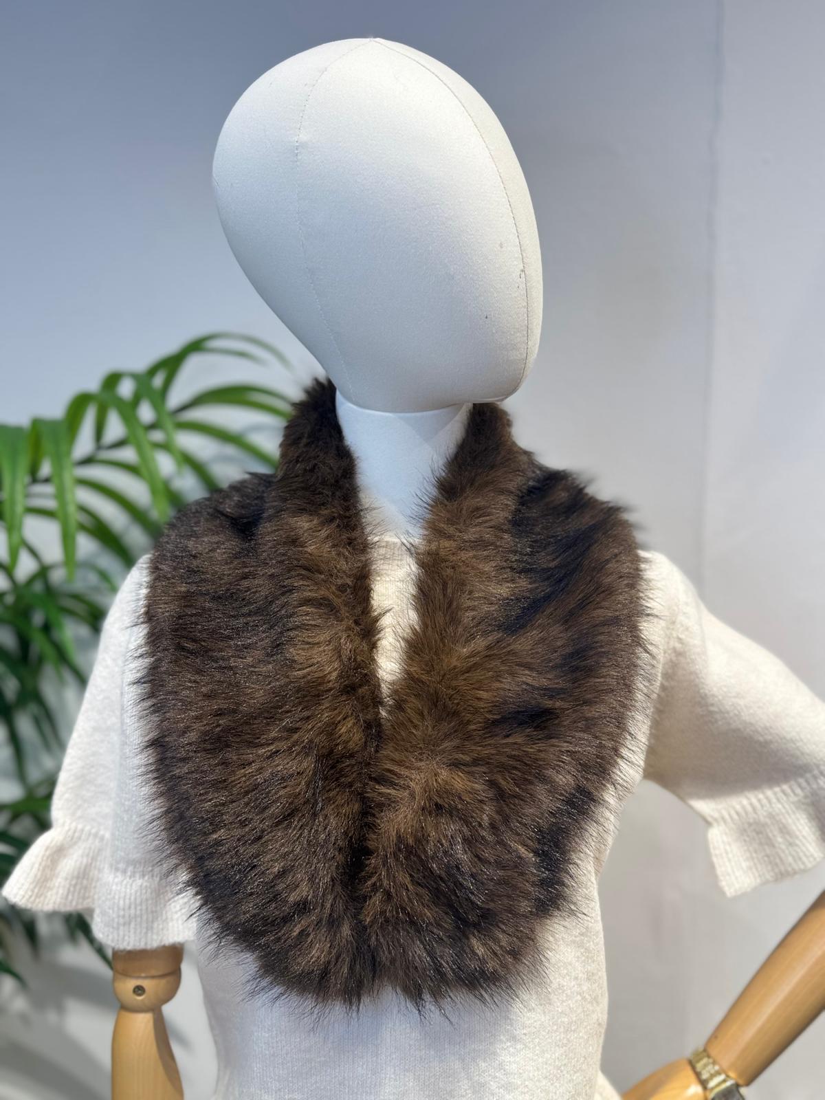 Cuello corto pelo marrón oscuro