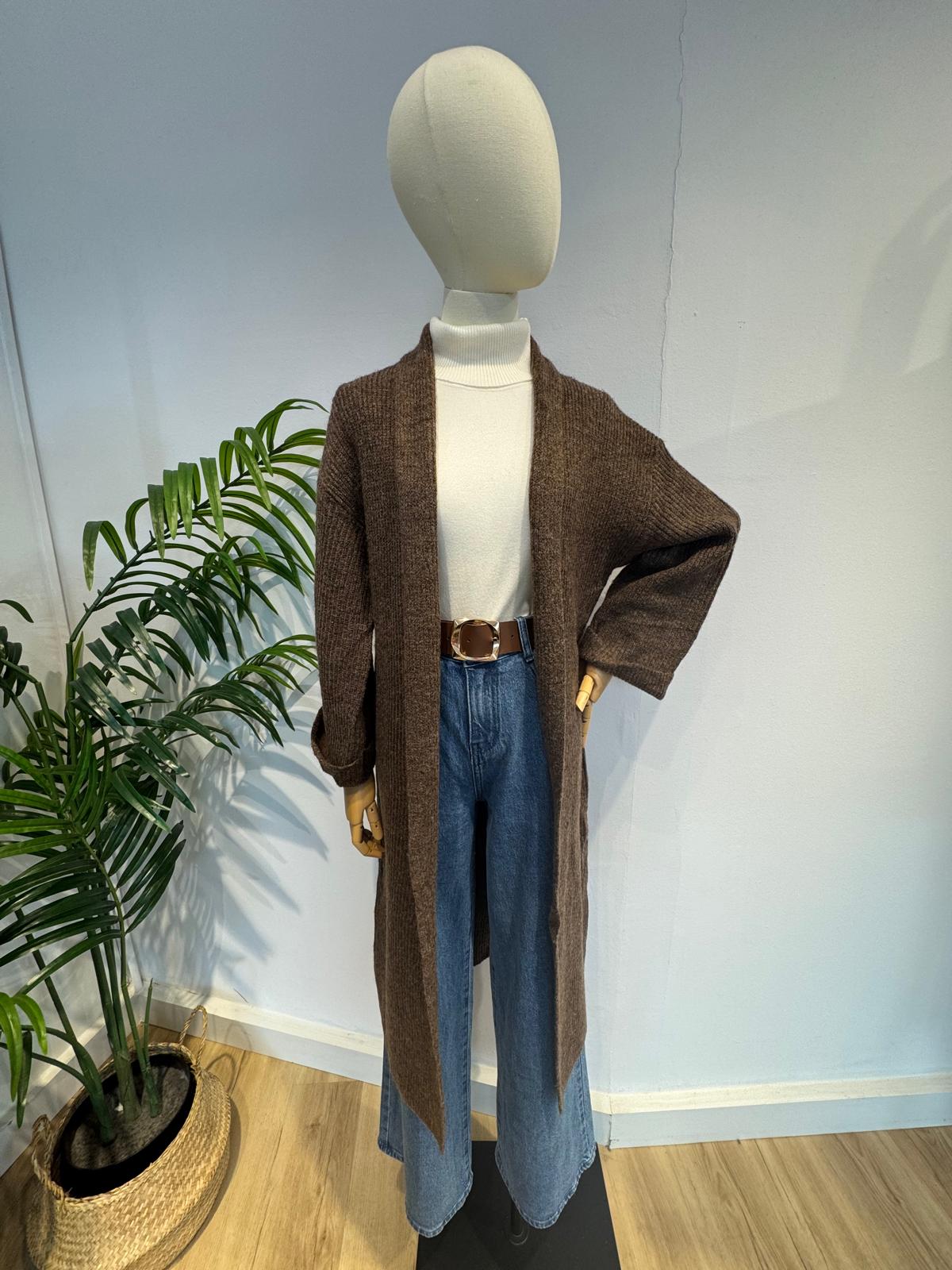 Rebeca punto larga marrón