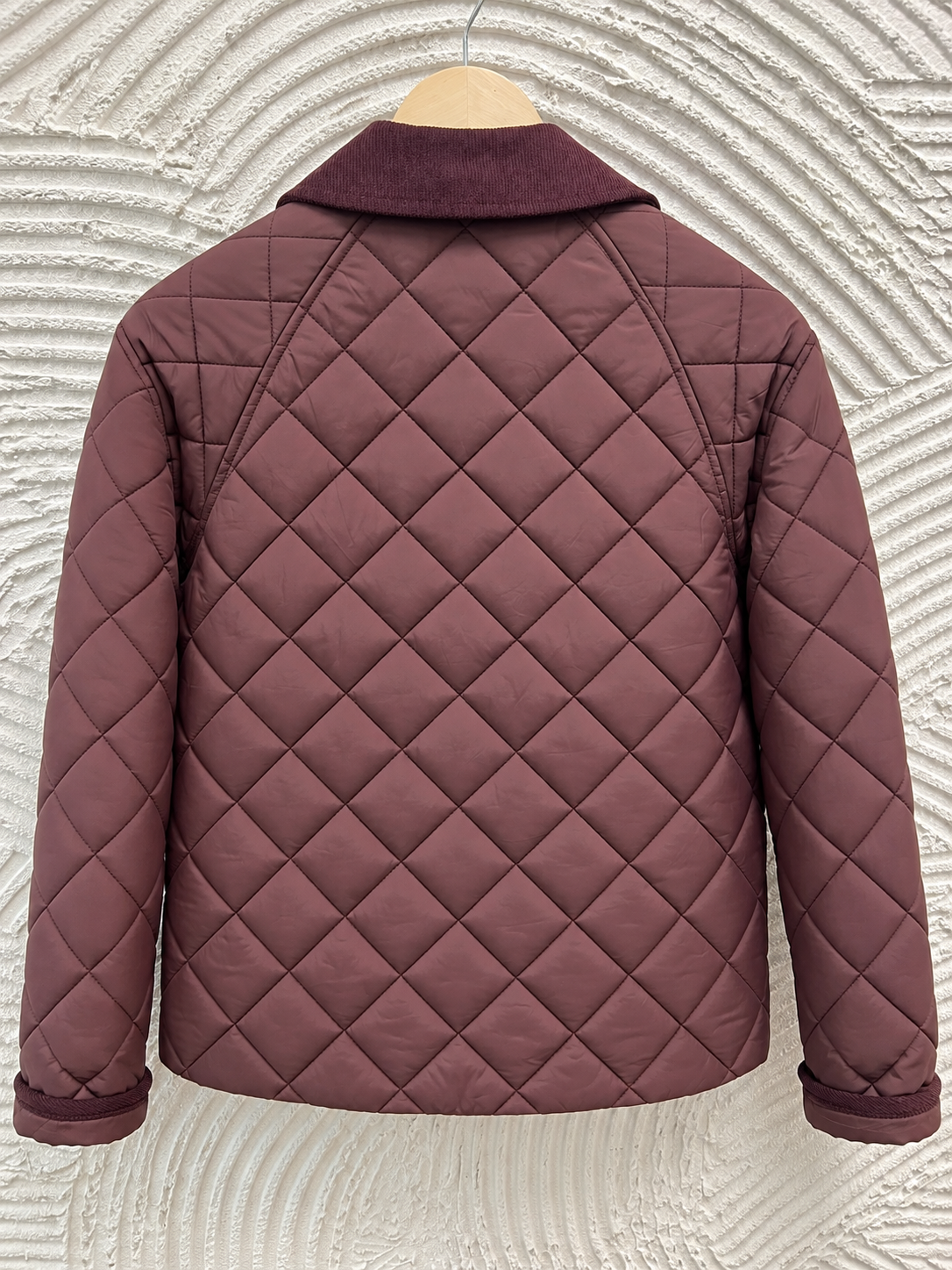Chaqueta acolchada ciruela, vista trasera-1 Vista trasera de la chaqueta berenjena con acolchado de rombos