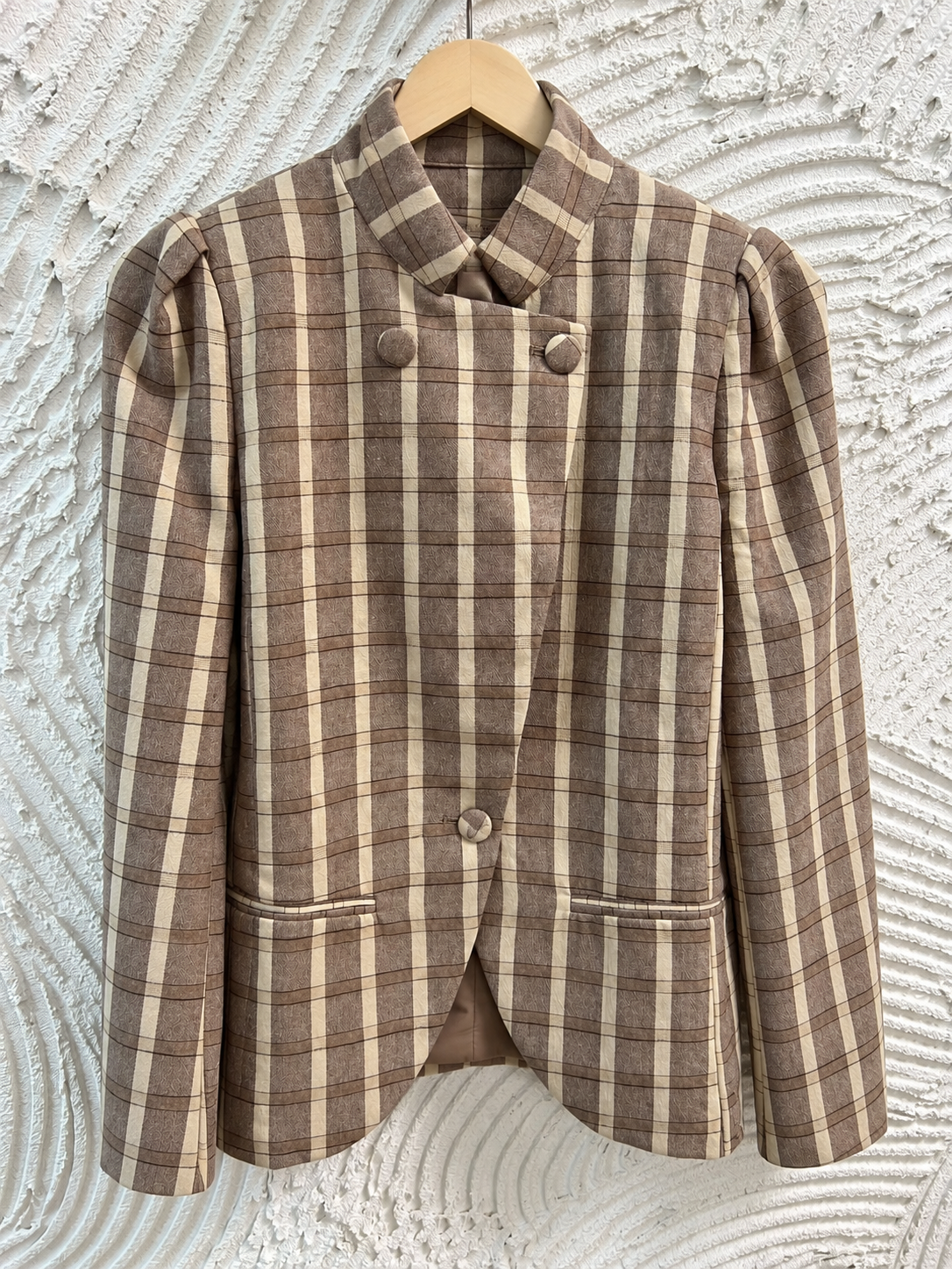 Chaqueta de cuadros topo y crudo con botones forrados, vista frontal