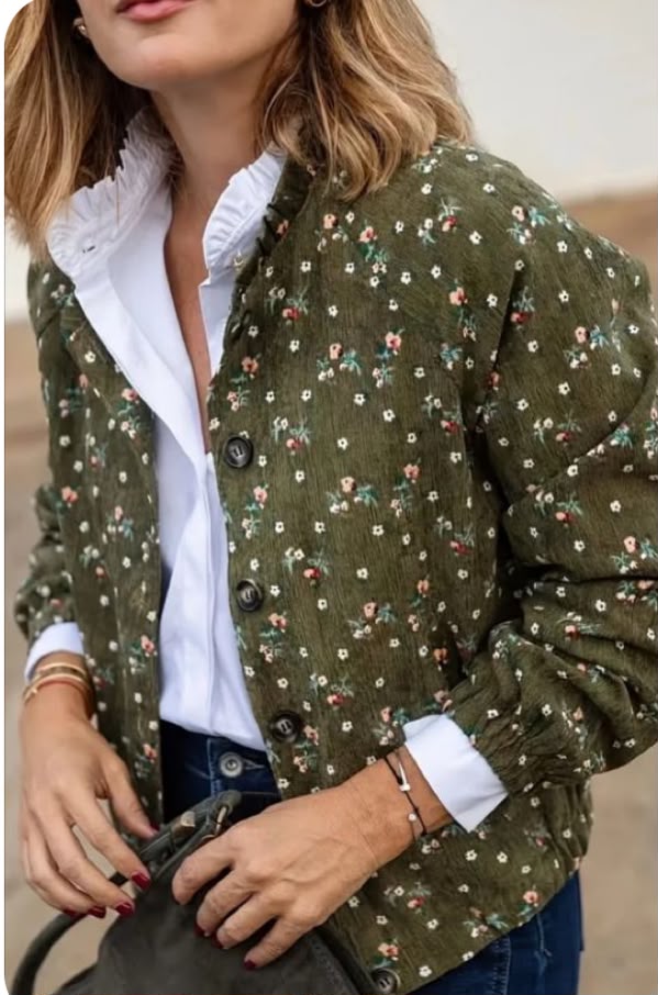 Mujer con chaqueta estampada de entretiempo