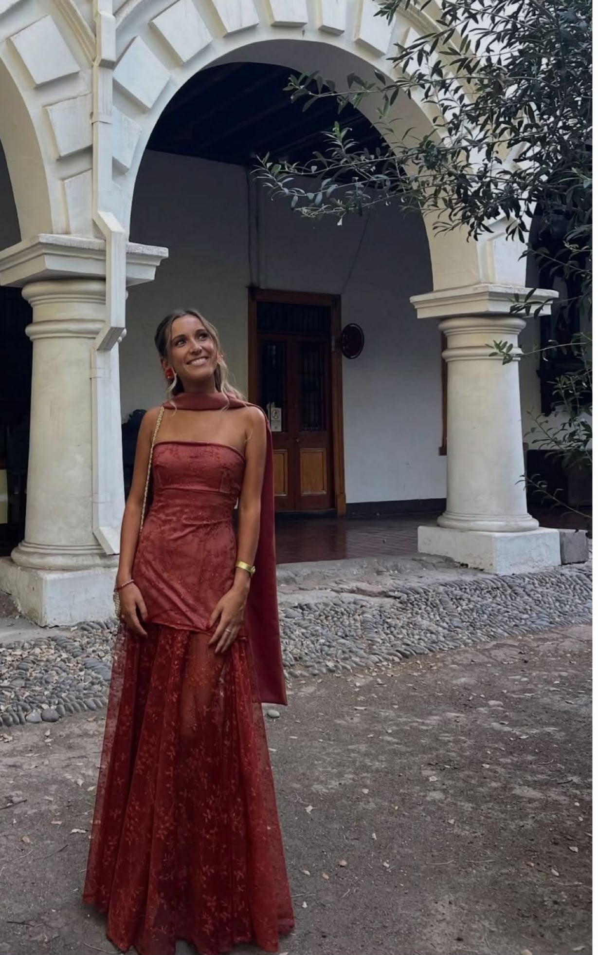 Mujer con vestido largo de fiesta color teja