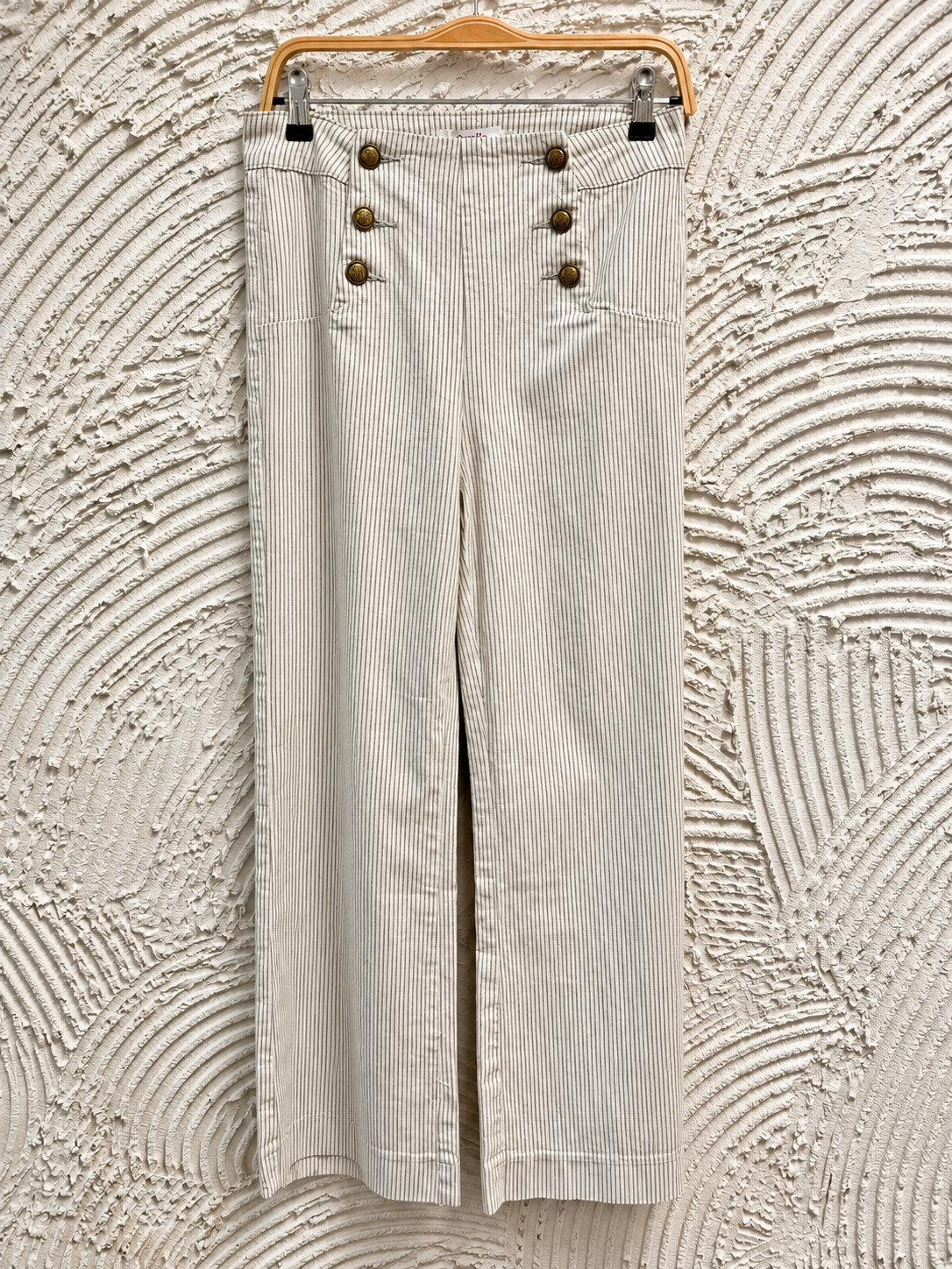 Pantalón crudo de rayas grises con doble fila de botones estilo marinero