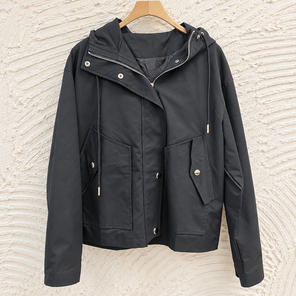 Parka corta negra con capucha vista frontal