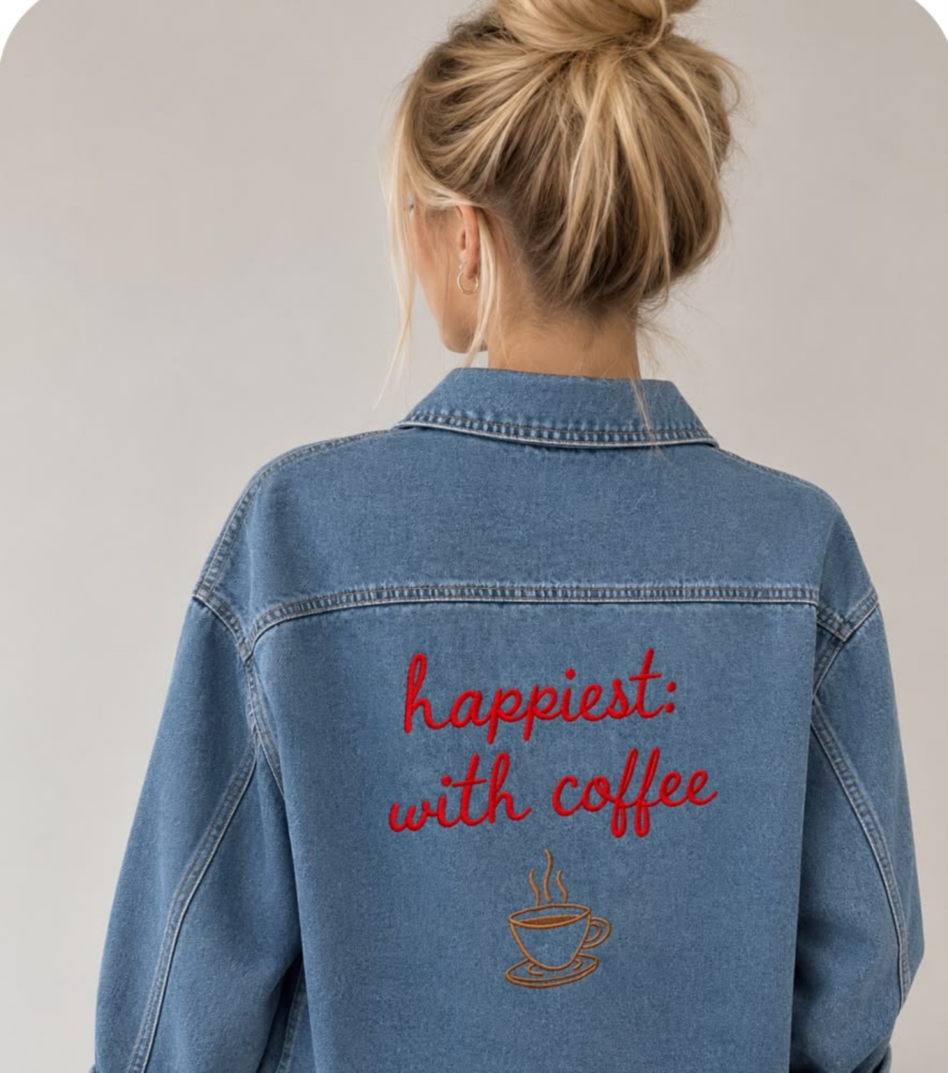 Modelo de espaldas con sobrecamisa vaquera Coffee